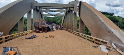 Cantagalo: Carreta tomba na Ponte do Cavernoso e pista fica interditada por várias horas